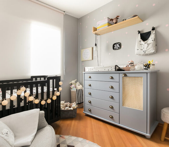 O quarto tem pouca marcenaria, foram priorizadas peças soltas para que o espaço permita novos arranjos