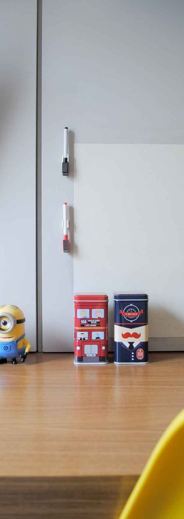 A lousa adesiva ajuda a organizar a agenda escolar