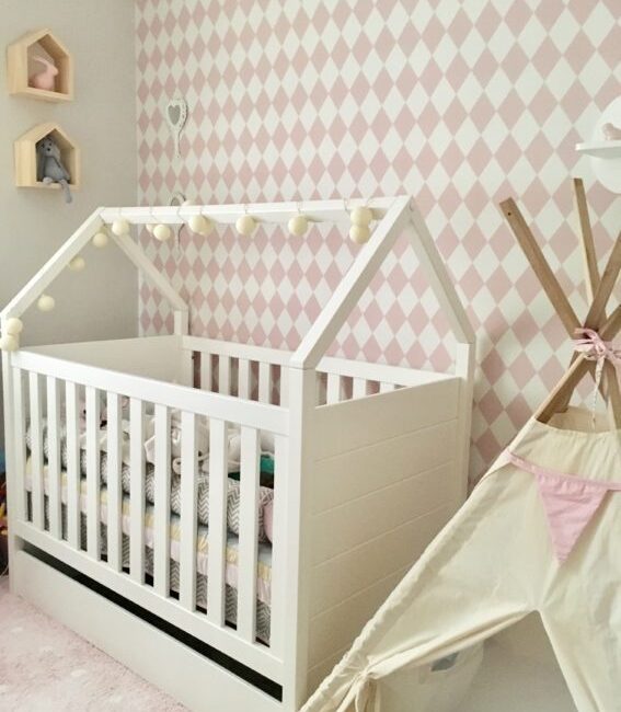 Como trabalhamos unicamente com rosa pudemos abusar das padronagens: losangos no papel de parede, tapete de bolinha e enxoval chevron.