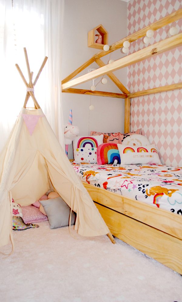 A cama em madeira deixou o ambiente mais despojado