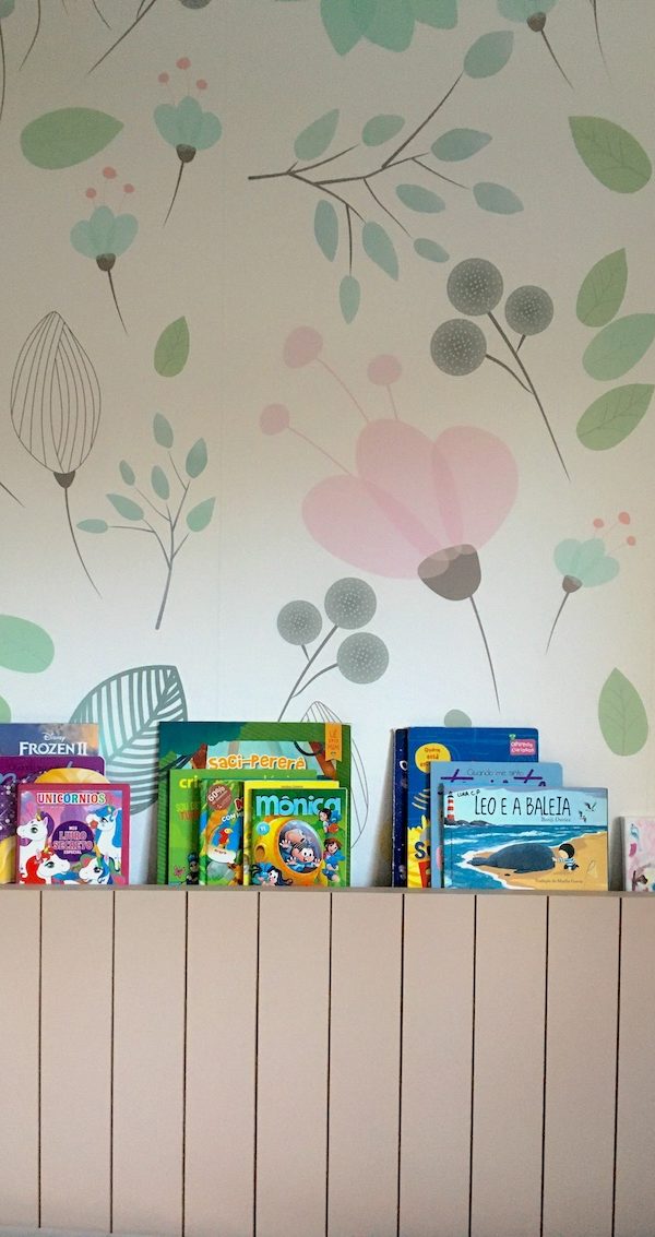 O lambri iluminado também é um porta livros