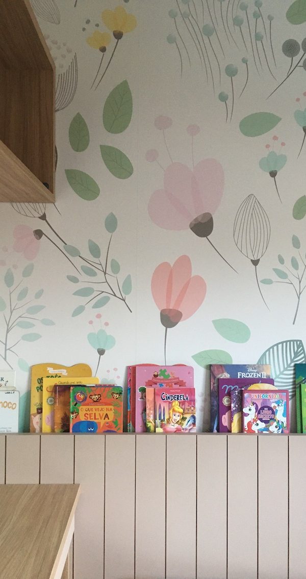 Detalhe do papel de parede florido e do lambri