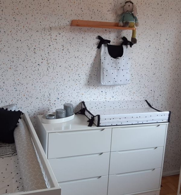 Papel de parede mini quanilite preenche a parede de forma leve e delicada